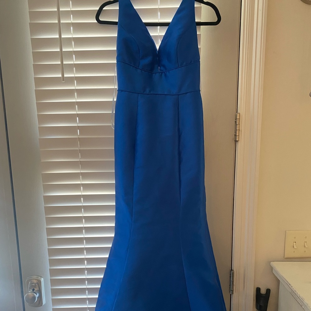 Sheri hill Size 2 blue gown with train
